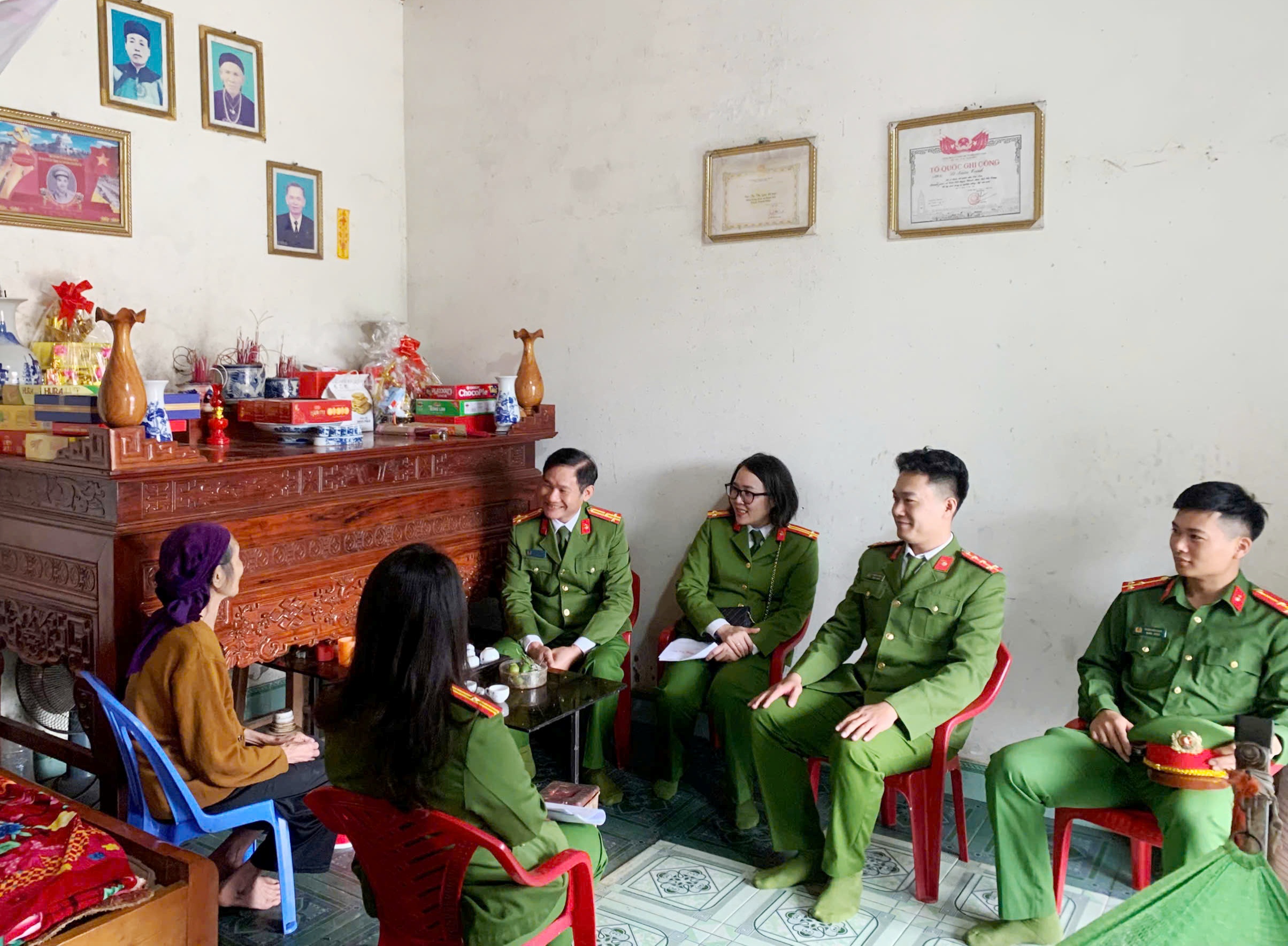 Văn phòng Cơ quan Cảnh sát điều tra CATP: Lan tỏa yêu thương qua chương trình thăm hỏi, tặng quà phụ nữ và trẻ em khó khăn tại xã Hải Hưng